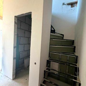 Продам двух-уровневую квартиру со своим двориком Под чистовую отделку