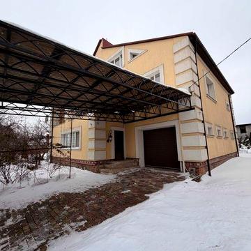 Просторий будинок з каміном для великої родини