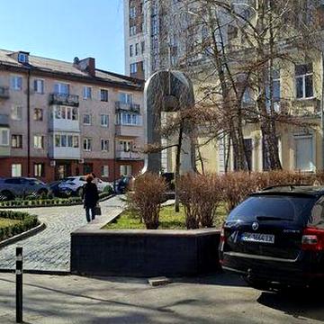 Трикімнатна в центрі з АВТОНОМНИМ