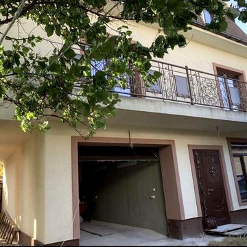 Продаж нового будинку в центрі