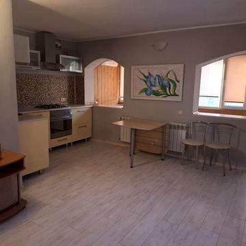 Сдам на длительный период красивую квартиру - студию на пр.Шевченко!