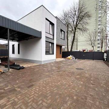 Продам окремий будинок на діл. 3 сотки з навісом на 2 авто.