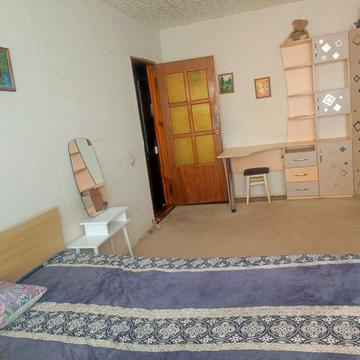 Здається в оренду трикімнатна квартира на вул.А.Первозванного