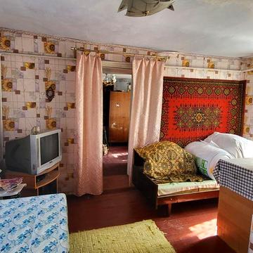 Продам крепкий дом в центре села Новая Дофиновка , близко к морю