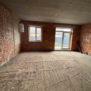 Продаж котеджу з власною ділянкою.