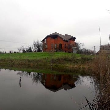 Дім,поряд ліс річка,багато озер.