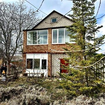 Будинок с Вільне 2 поверхи, гараж, зем 8 сот приват