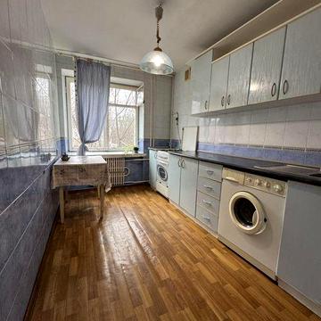 Продаж квартири на середньому поверсі по вул. Полєтаєва