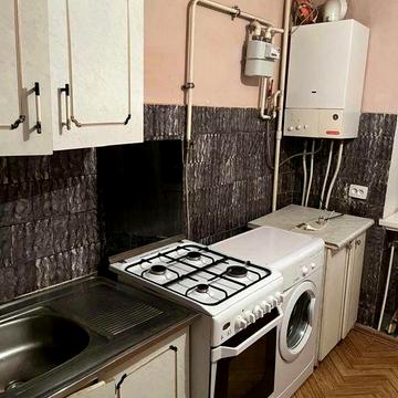 Здається трьохкімнатна поруч з центром міста.