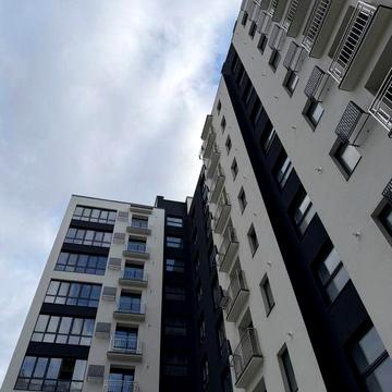 Світла та простора 2-кімнатна в зданому будинку