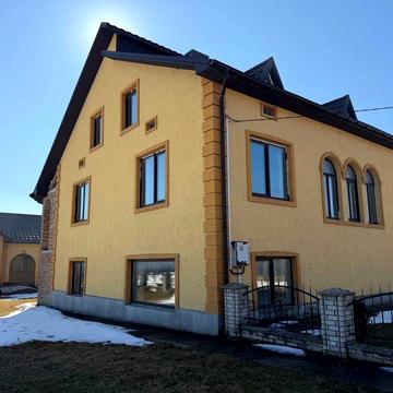 Продається будинок з усіма комунікаціями та гаражем