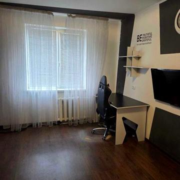 Продам двохкімнатну квартиру по Чехова, 82.