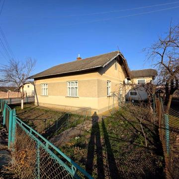 Будинок з ділянкою у м. Тлумач