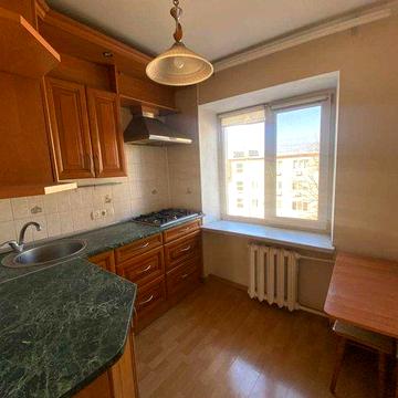 Продам двокімнатну квартиру з капітальним ремонтом на Черемушках