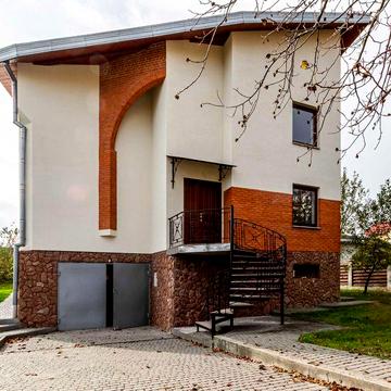 6-к. особняк з земельною ділянкою 9 соток за вул. Малоголосківська