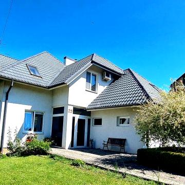 Будинок з басейном і гаражем на 2 авто