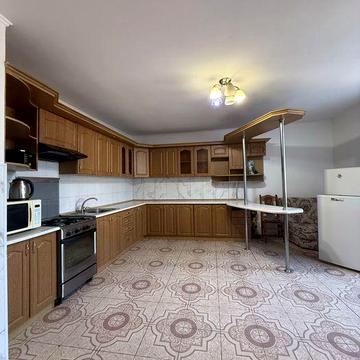 Оренда напівособняка в центрі міста