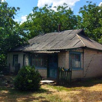 Продається великий земельний участок з  будинком в мальовничому селі н