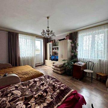 Простора трикімнатна квартира з власним подвірям поруч зі школою