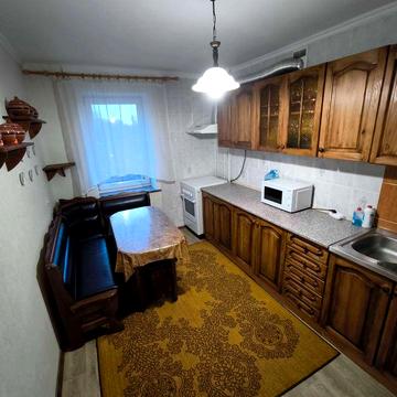 Здам простору 3-кімн квартиру з косм ремонтом у тихому центрі міста.