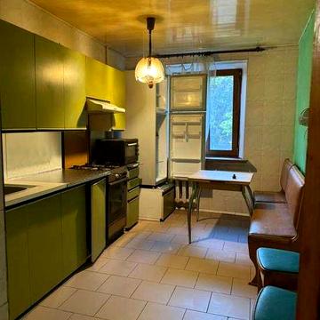 Продається 3-кімнатна квартира у морському районі.