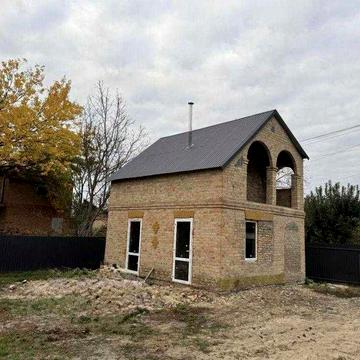 У продажу дачний будинок біля річки та лісу.