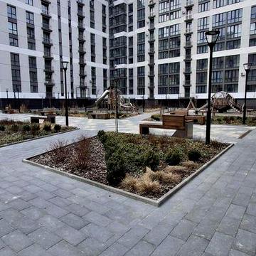 Простора 2 кімнатна квартира з двостороннім плануванням!