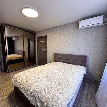 Продаж двокімнатної квартири, тихий центр. Ремонт , меблі