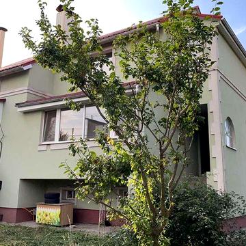 Будинок продається 2-х поверховий,з городом,підвалом