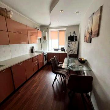 Продам трикімнатну квартиру в центрі міста.