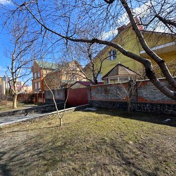 Поодам будинок у центрі міста Буча