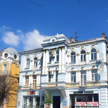 Продається 1 кімната квартира в центрі міста.