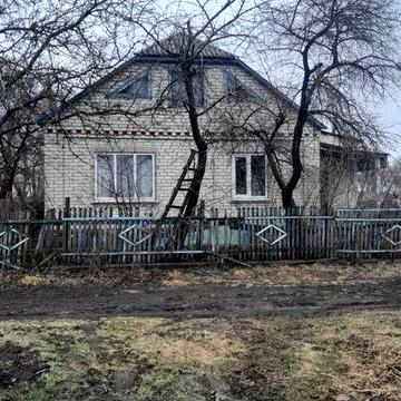 Кошманівка. Продаж окремого, добротного будинку з комунікаціями.