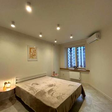 Героїв Небесної Сотні просп., 16/8