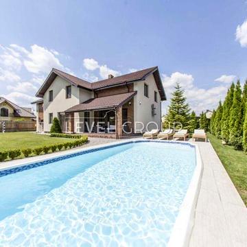 Ексклюзивний будинок у Романкові з басейном.