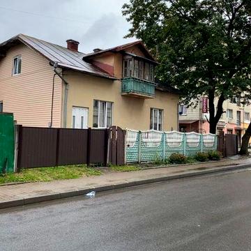 Квартира(дуплекс)3-х к з власним подвірям і заїздом в центрі міста !