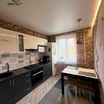 Продаж  3-кімнатної квартири на 2-му поверсі