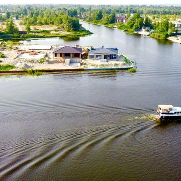 Будинок на Дніпрі Осокорки, з власним пляжем  біля Zoloche DeLuxe