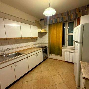 Продаж просторої 2 к. Київ