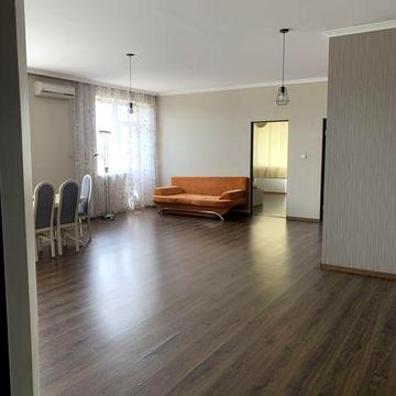 Квартира з трьома спальними кімнатами  та кімната студія