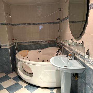 Святошинська вул., 1