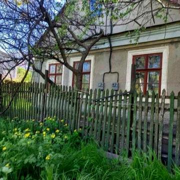 Будинок у самому центрі селища Котовського.