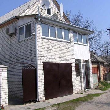 Двоповерховий будинок поруч з курортом в довгострокову оренду