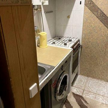 Центр частина будинку з місцем для автомобіля