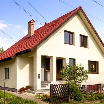 Затишний будинок з роскішною ділянкою. Роша.