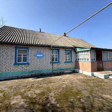 Продаємо будинок, в селі, з гаражем, газом.