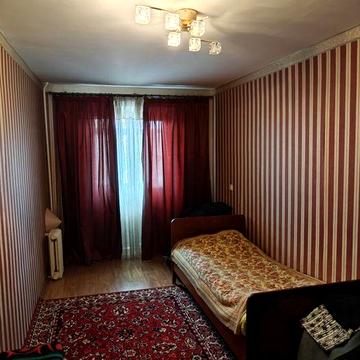 Продам трьох кімнатну квартиру .