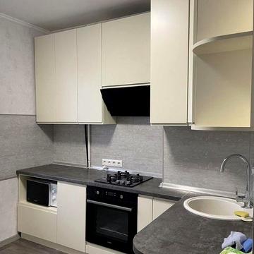 Огнівка поруч з Маркет Опт гарний стан парковка у дворі