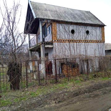 Дача біля лісу і озер для життя та  відпочинку у межах міста.