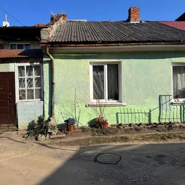 Продаю квартиру/частину будинку в центральні частині міста під бізнес